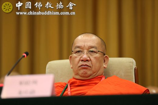 4中国佛教协会副会长帕松列龙庄勐主持会议.JPG