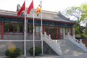晨光沐浴下的教学大楼